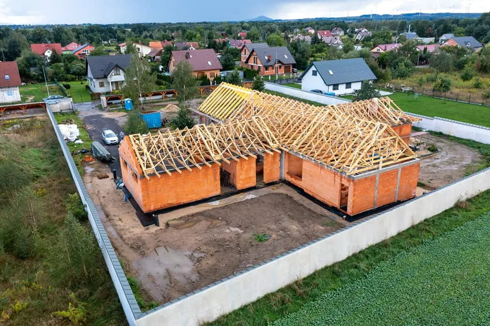Wiązary dachowe MiTek na budowie domu